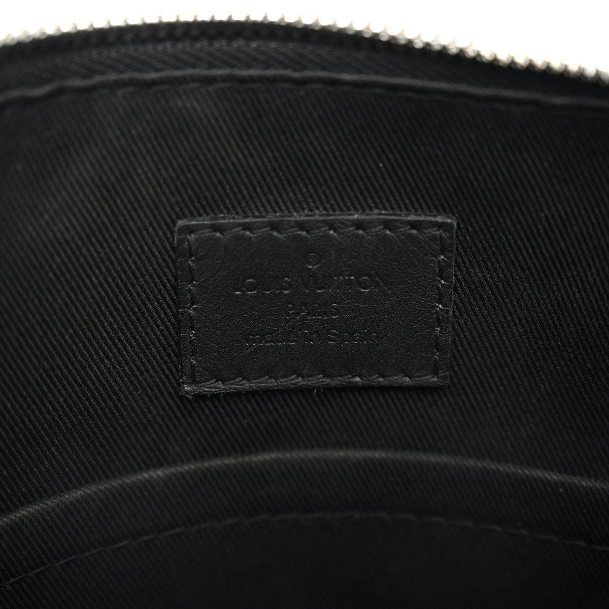 Damier Infini Discovery Messenger Bb Ony Handbag