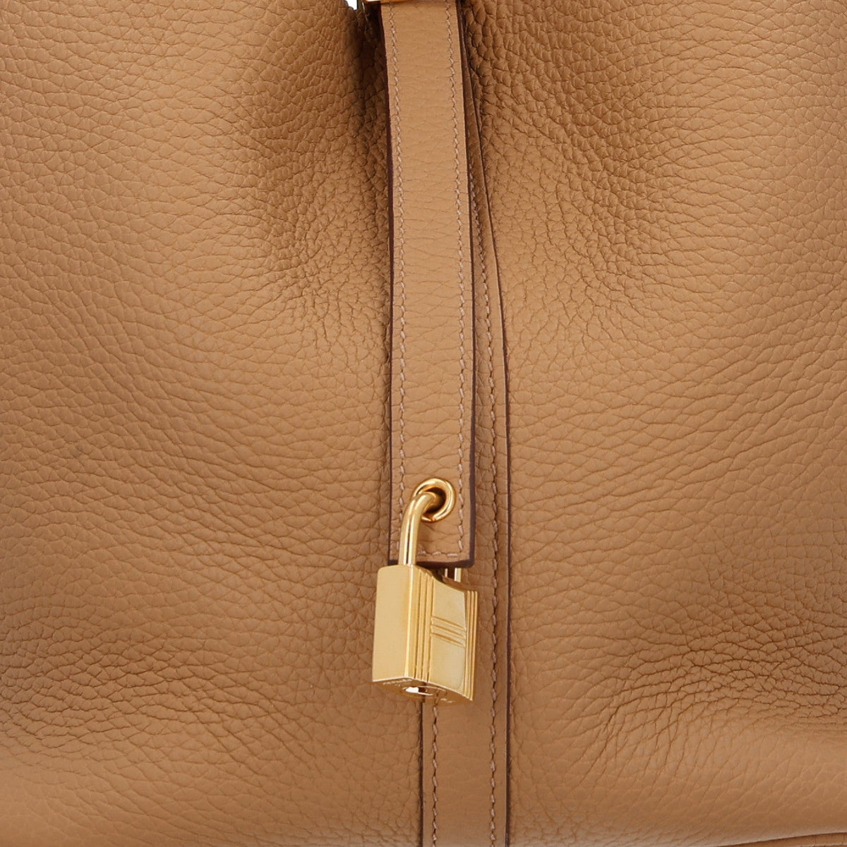Taurillon Clemence Picotin Lock Mm Biscu Handbag